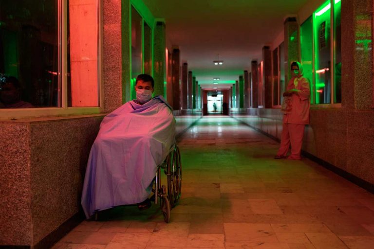Ghaffar and Narin, in the corridor of the hospital after the transplant. Narin will be discharged three days after the surgery. Ghaffar will die three weeks later because of rejection. Iran, November 2014.